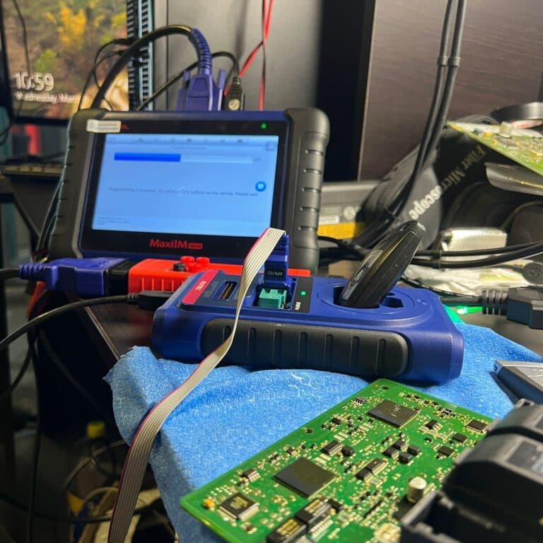 Programator Autel MaxiIM IM608 și modul XP400 în timpul programării unei chei Mercedes