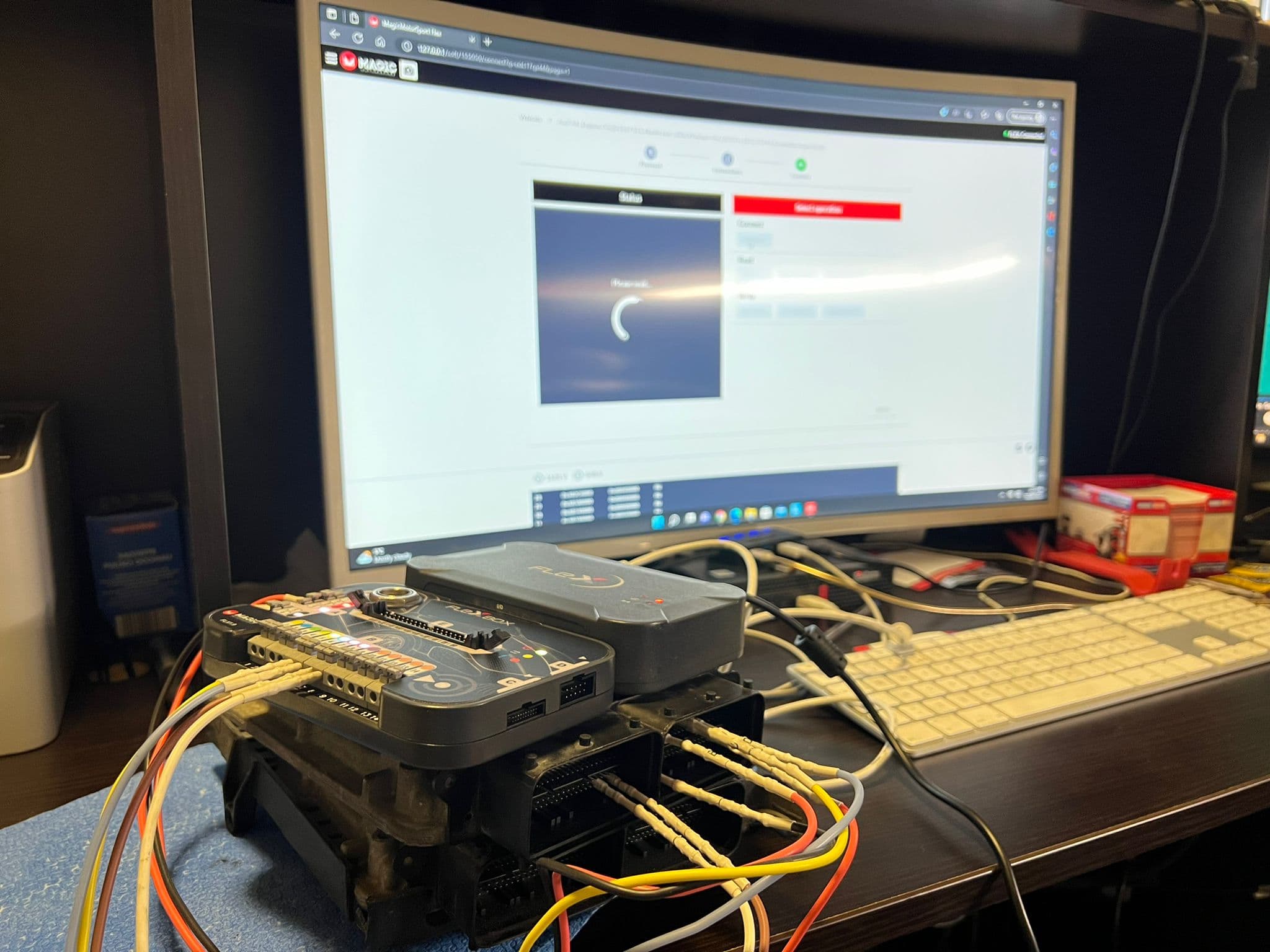 Calculator de motor conectat pe bancă la programatorul MagicMotorSport FLEX și modulul REDbox