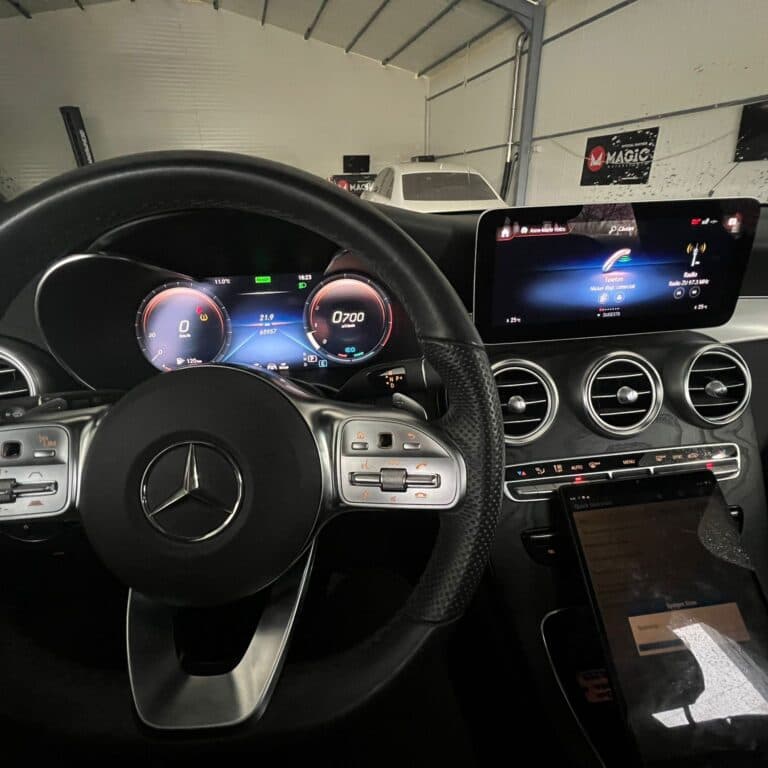 Bordul unui Mercedes C-Class cu ecranul MBUX pornit, în timpul unei sesiuni de codare